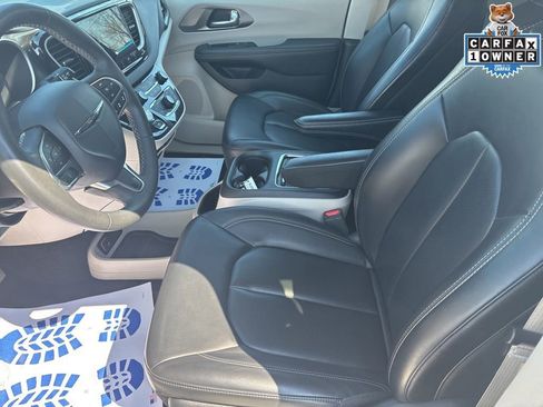 Used 2023 Chrysler Pacifica Touring-L FWD image 16