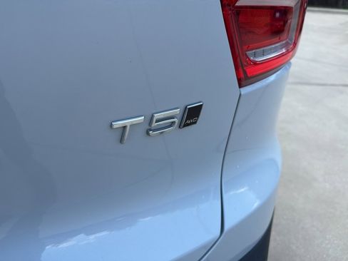 Used 2020 Volvo XC40 T5 Momentum image 7