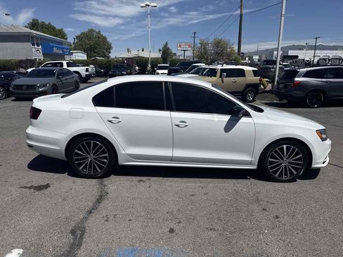 Used 2016 Volkswagen Jetta Sport FWD image 5