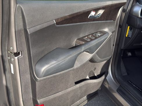 Used 2018 Kia Sorento L image 9