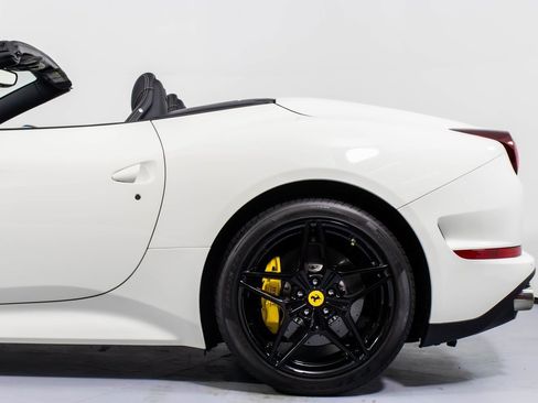 Certified 2017 Ferrari California T image 27