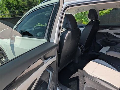 Certified 2025 Volkswagen Tiguan SE AWD/4WD image 23