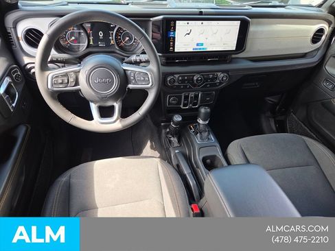 Used 2025 Jeep Wrangler Unlimited Sahara AWD/4WD image 9
