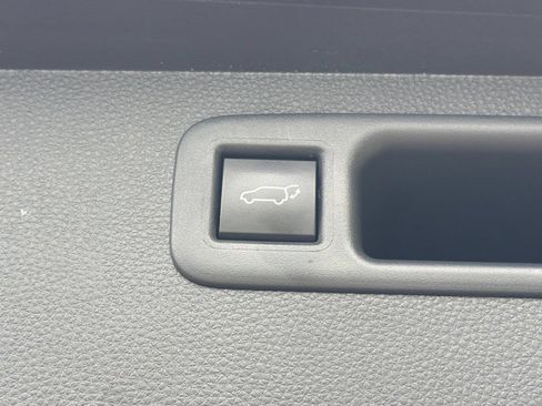 Used 2023 Toyota Highlander XLE AWD/4WD image 7