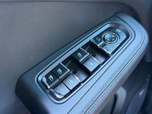 Used 2025 Porsche Macan AWD/4WD image 21