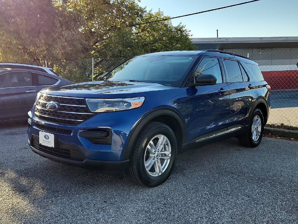 Used 2023 Ford Explorer XLT AWD/4WD image 3