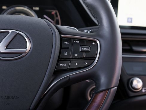 Used 2023 Lexus ES 300h Ultra Luxury image 32