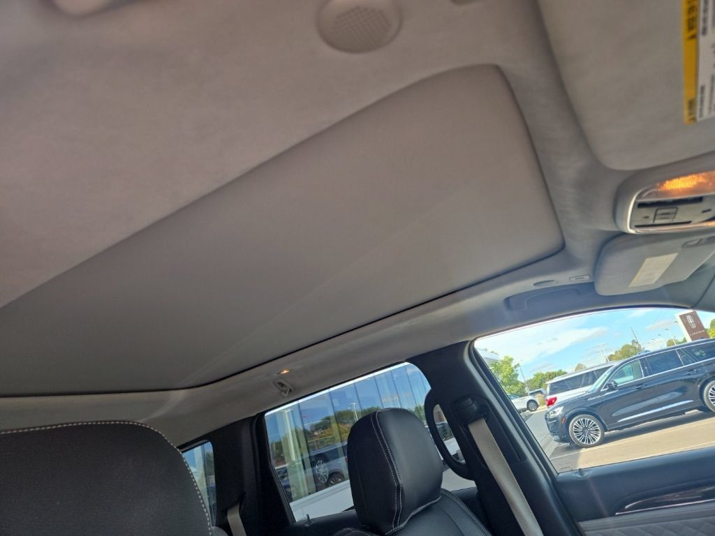 Used 2017 Jeep Grand Cherokee Summit AWD/4WD image 3