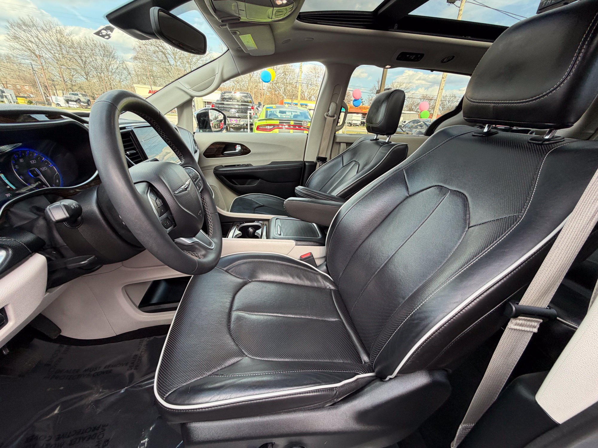 Used 2023 Chrysler Pacifica Limited FWD image 18