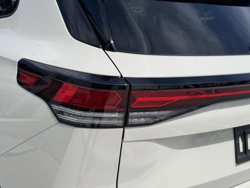 New 2026 Volkswagen Tiguan SE R-Line FWD image 9