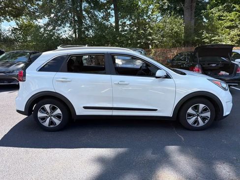 Used 2017 Kia Niro EX FWD image 3