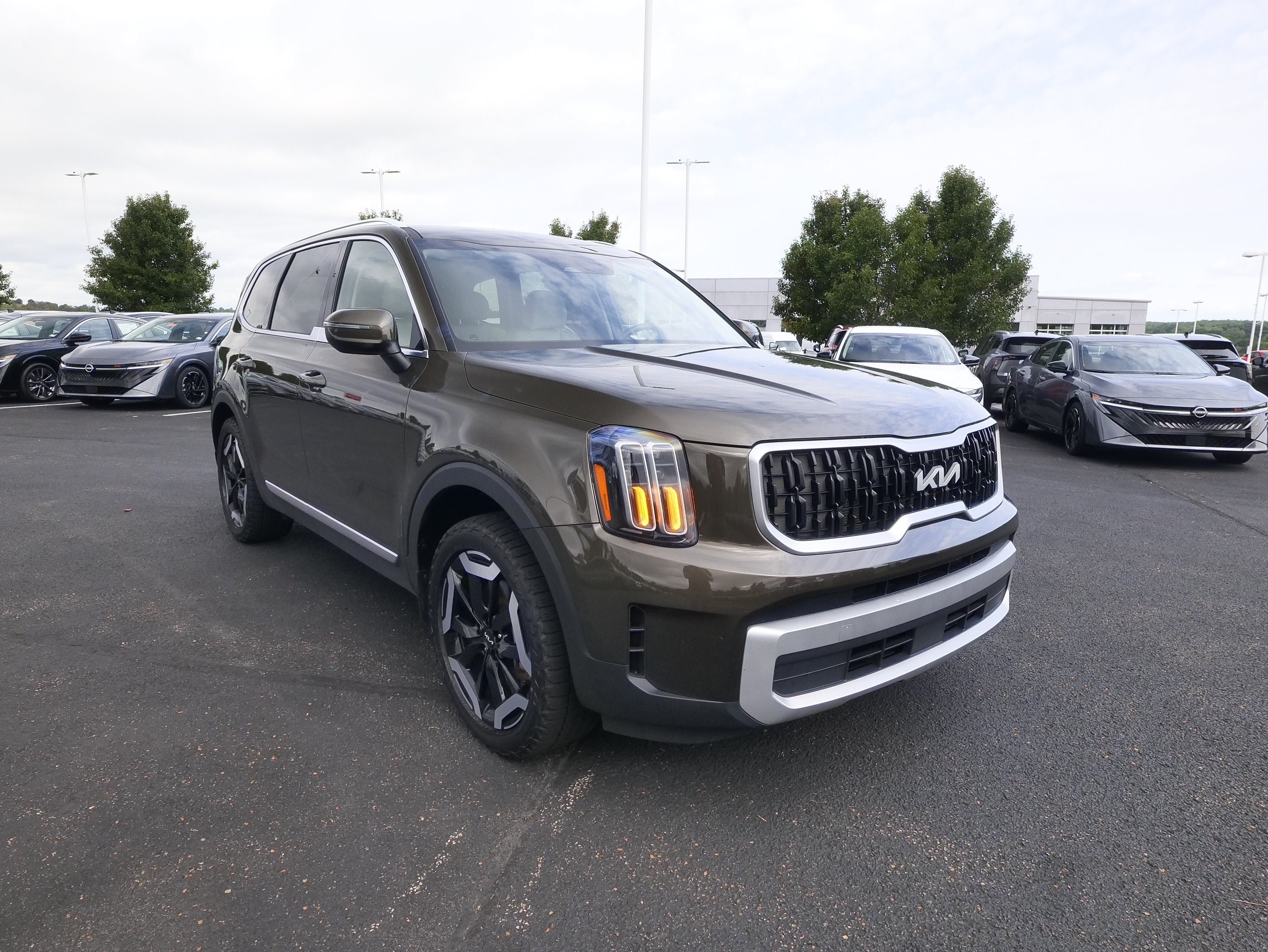Used 2024 Kia Telluride EX w/ EX Captain's Chair Package AWD/4WD image 2