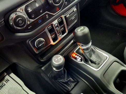 Used 2025 Jeep Wrangler Unlimited Sahara w/ Safety Group AWD/4WD image 17