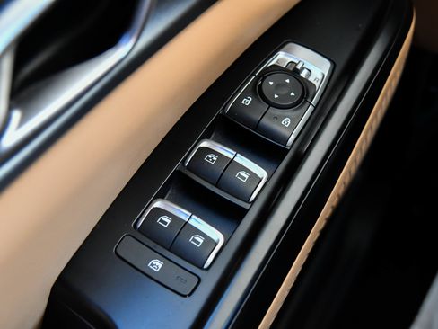 Used 2022 Kia Carnival LX FWD image 33