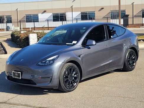Used 2023 Tesla Model Y Long Range image 8