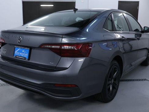 Used 2022 Volkswagen Jetta SE w/ Panoramic Sunroof Package image 7