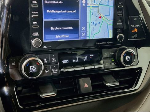 Used 2022 Toyota Highlander XLE AWD/4WD image 14