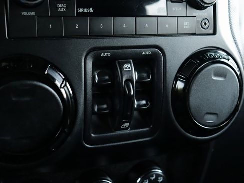 Used 2015 Jeep Wrangler Unlimited Sahara image 13