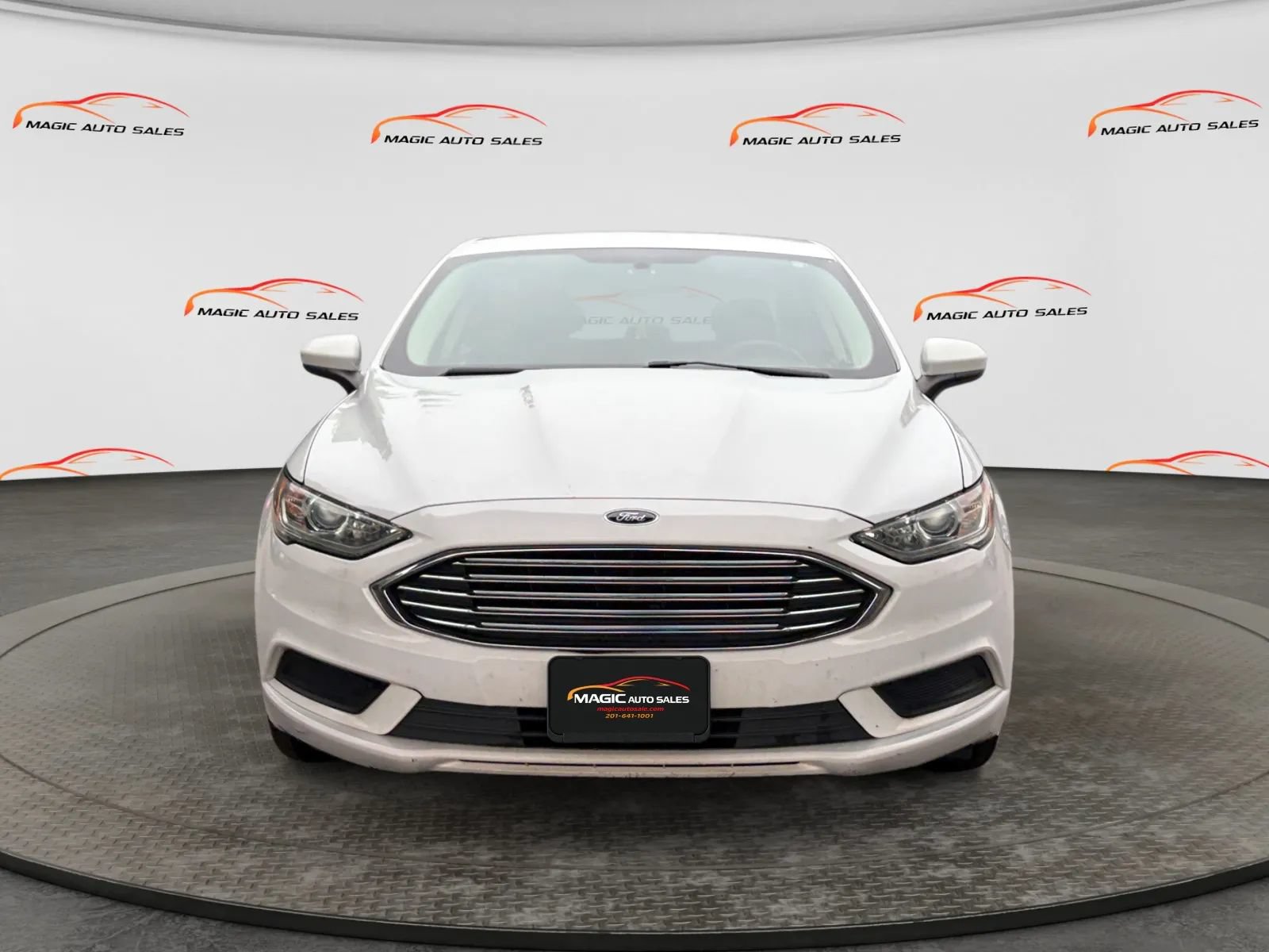 Used 2017 Ford Fusion SE w/ Fusion SE Technology Package FWD image 3