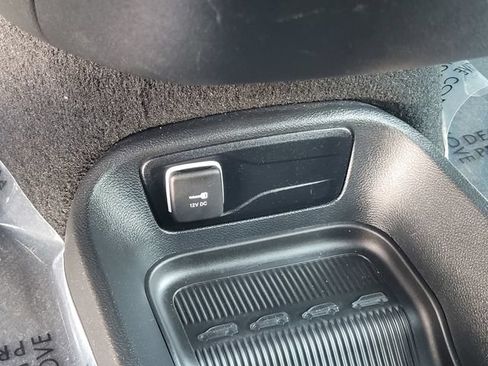 Used 2025 Chrysler Pacifica Select FWD image 17
