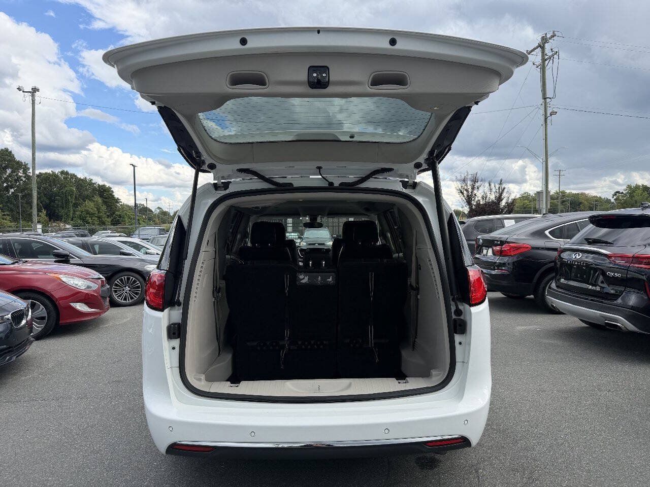 Used 2018 Chrysler Pacifica Touring-L FWD image 12
