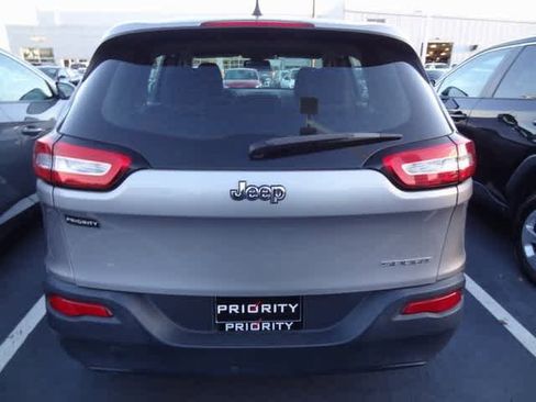 Used 2017 Jeep Cherokee Sport image 5