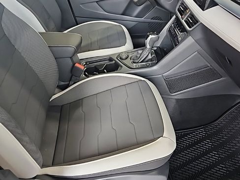 New 2026 Volkswagen Taos SE image 13