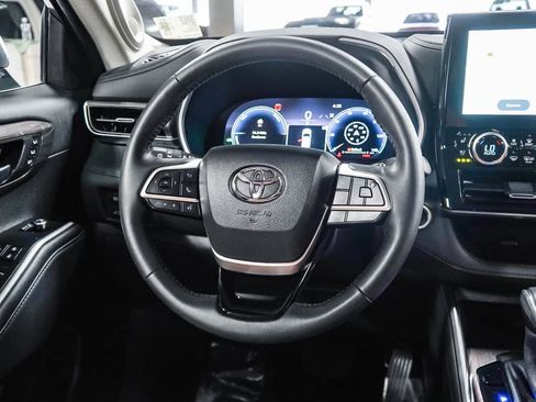 Certified 2025 Toyota Highlander Limited AWD/4WD image 16