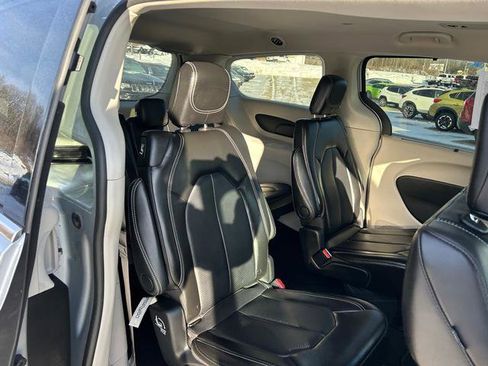 Certified 2024 Chrysler Pacifica Touring-L image 21