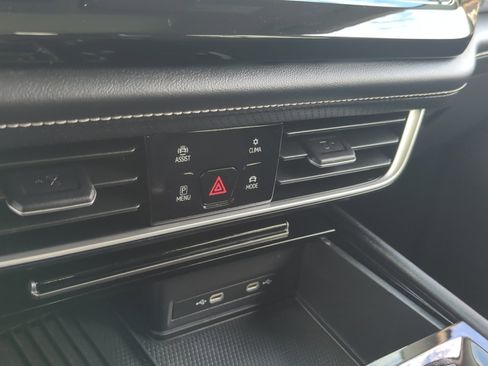 Certified 2025 Volkswagen Atlas SE image 12