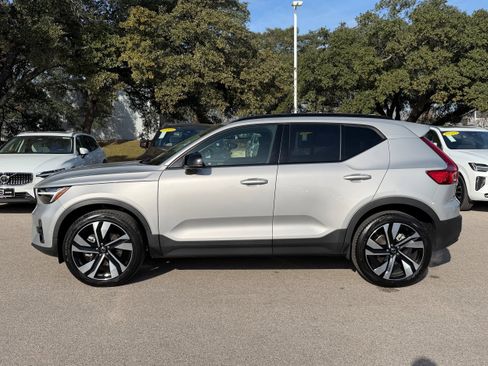 Certified 2025 Volvo XC40 B5 Plus image 3