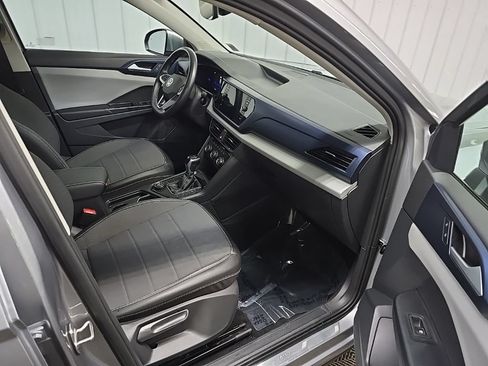 Used 2023 Volkswagen Taos SE w/ Panoramic Sunroof Package AWD/4WD image 16