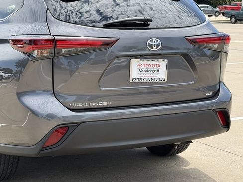 Used 2024 Toyota Highlander XLE FWD image 6