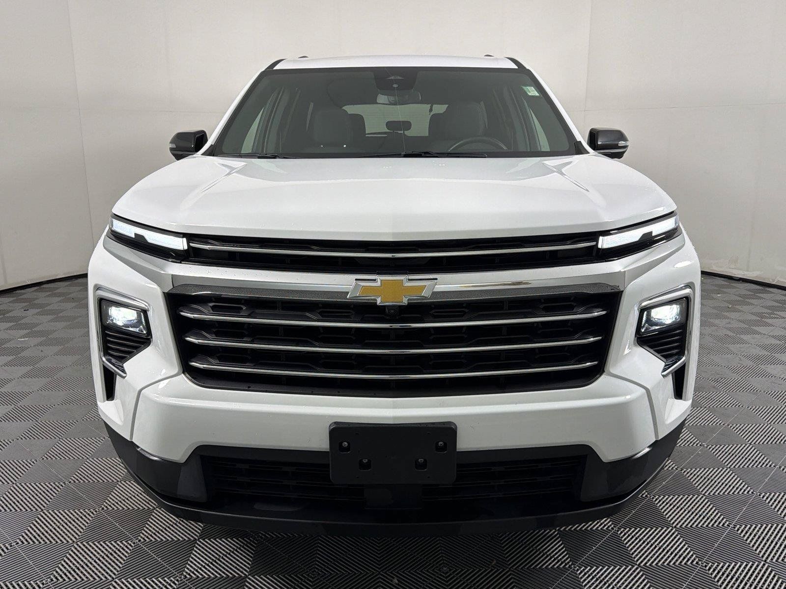 Used 2024 Chevrolet Traverse LT FWD image 2