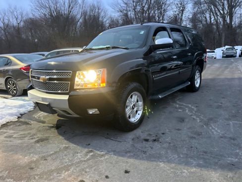 Used 2007 Chevrolet Suburban LT w/ LT Preferred Equipment Group image 1