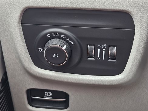 Used 2022 Jeep Grand Cherokee Overland w/ Luxury Tech Group IV RWD image 24