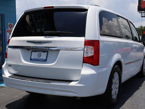 Used 2014 Chrysler Town & Country Touring FWD image 4