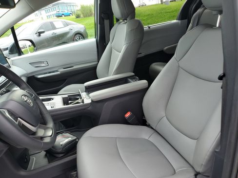 Certified 2025 Toyota Sienna XLE w/ XLE Plus Package AWD/4WD image 13
