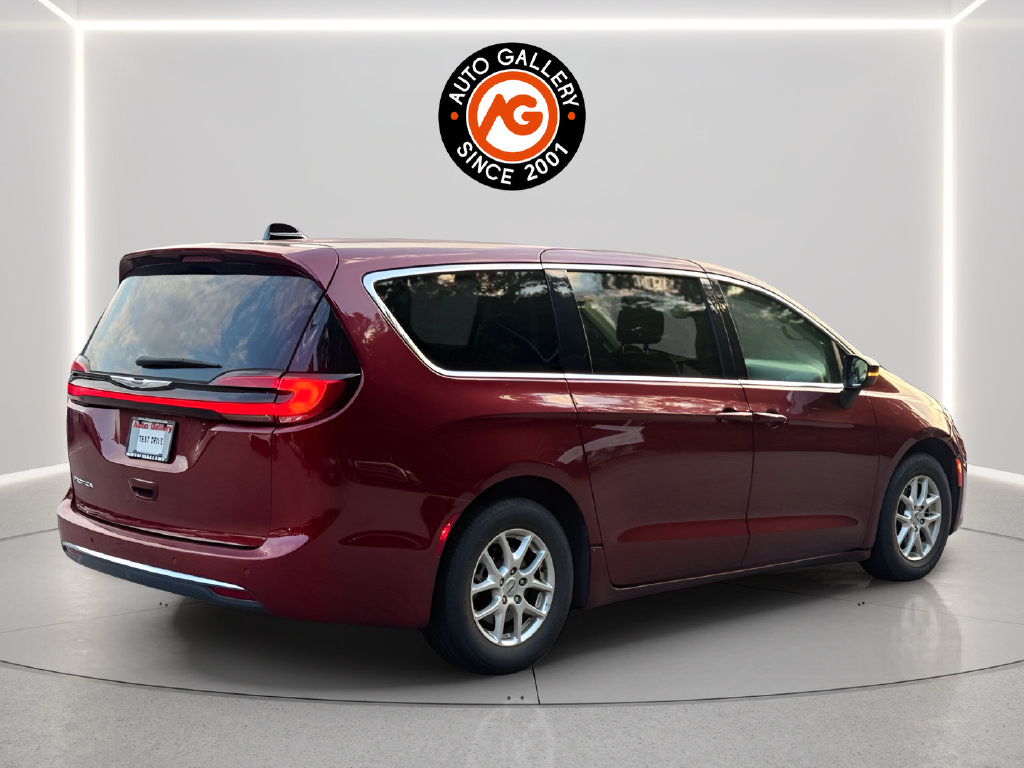 Used 2023 Chrysler Pacifica Touring-L FWD image 7