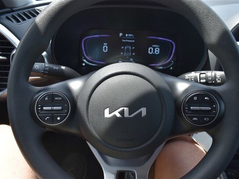 Used 2025 Kia Soul LX w/ LX Technology Package FWD image 13