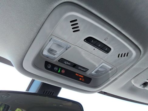 Certified 2021 Chevrolet Traverse LT FWD image 36