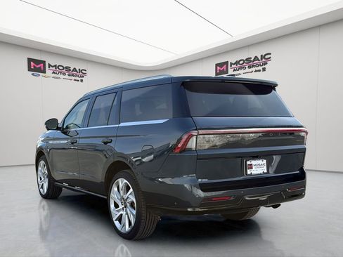 Used 2025 Lincoln Navigator Reserve image 5