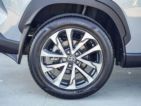 Used 2022 Toyota Corolla Cross XLE image 13