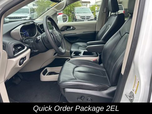 Used 2022 Chrysler Pacifica Touring-L FWD image 15
