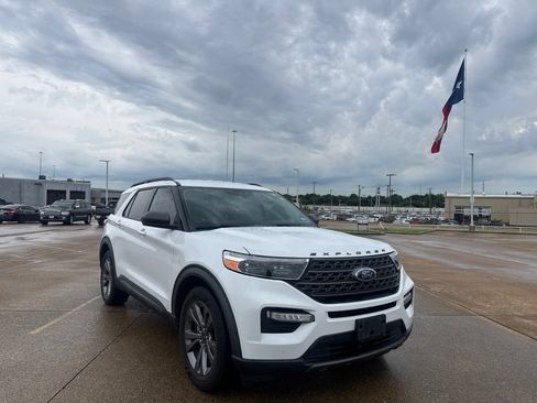 Used 2021 Ford Explorer XLT w/ Equipment Group 202A RWD image 2