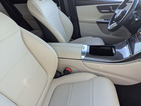 Used 2024 Mercedes-Benz GLC 300 4MATIC image 11