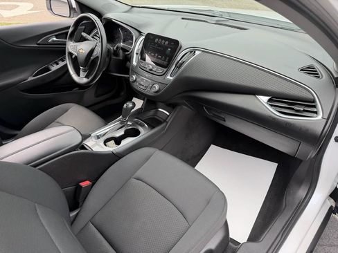 Used 2017 Chevrolet Malibu LT FWD image 19