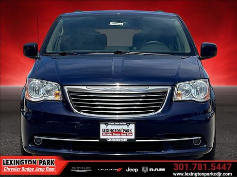 Used 2015 Chrysler Town & Country Touring w/ Driver Convenience Group FWD image 2
