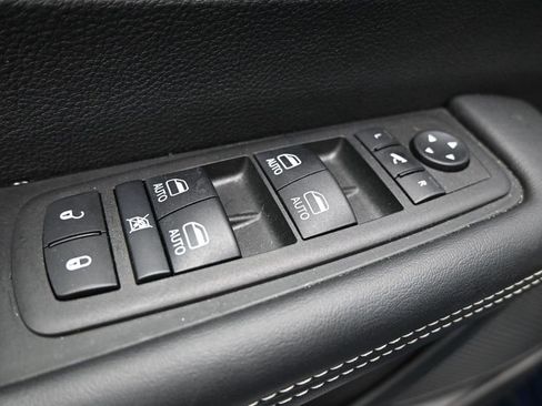 Used 2025 Chrysler Pacifica Limited FWD image 11