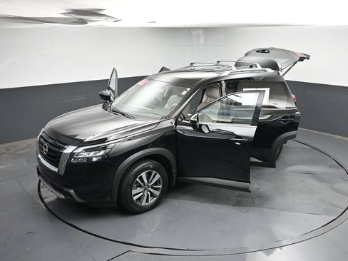 Used 2025 Nissan Pathfinder SL FWD image 49